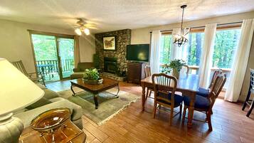 Condo, 2 Bedrooms | Dining