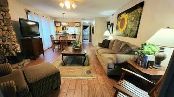 Condo, 2 Bedrooms | Living area
