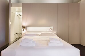 Premium-Apartment | Hochwertige Bettwaren, Daunenbettdecken, individuell dekoriert