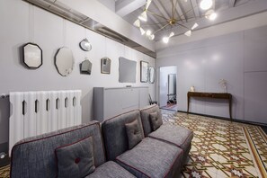 Appartement Prestige | Aire de séjour | Téléviseur à écran plat de 40 po avec télévision numérique, téléviseur