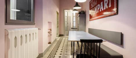 Appartement Premium | Coin séjour | Télévision à écran plat de 40 pouces avec chaßnes numériques, télévision