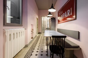 Premium-Apartment | Wohnbereich | 40-Zoll-Flachbildfernseher mit Digitalempfang, Fernseher