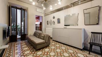 Premium-huoneisto | Oleskelualue | 40–tuumainen taulutelevisio, jossa digitaalikanavat