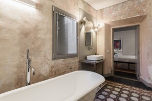Appartement Prestige | Salle de bain | Baignoire et douche séparées, séchoir à cheveux, bidet