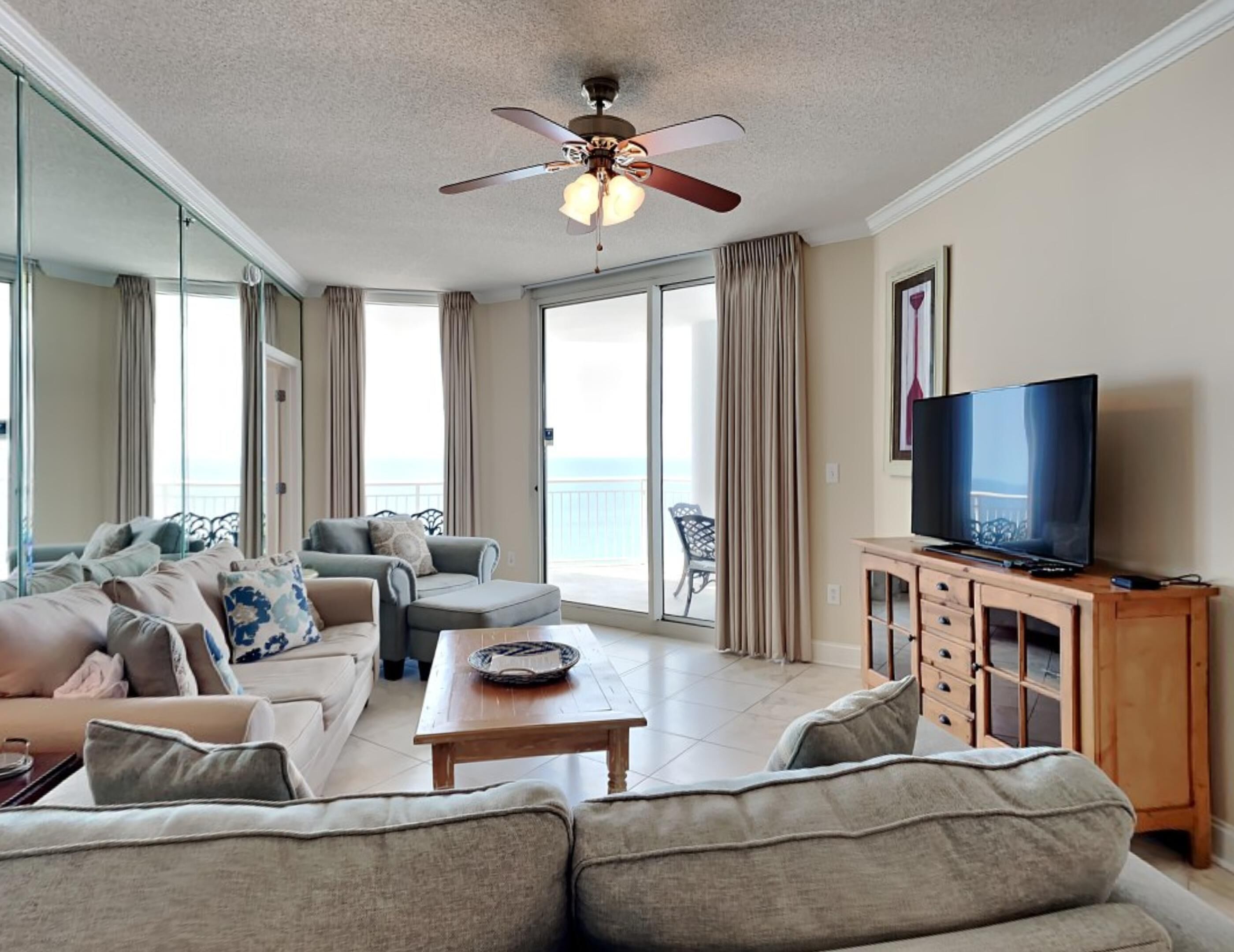 Palacio #902 | Views & Free Beach Service!