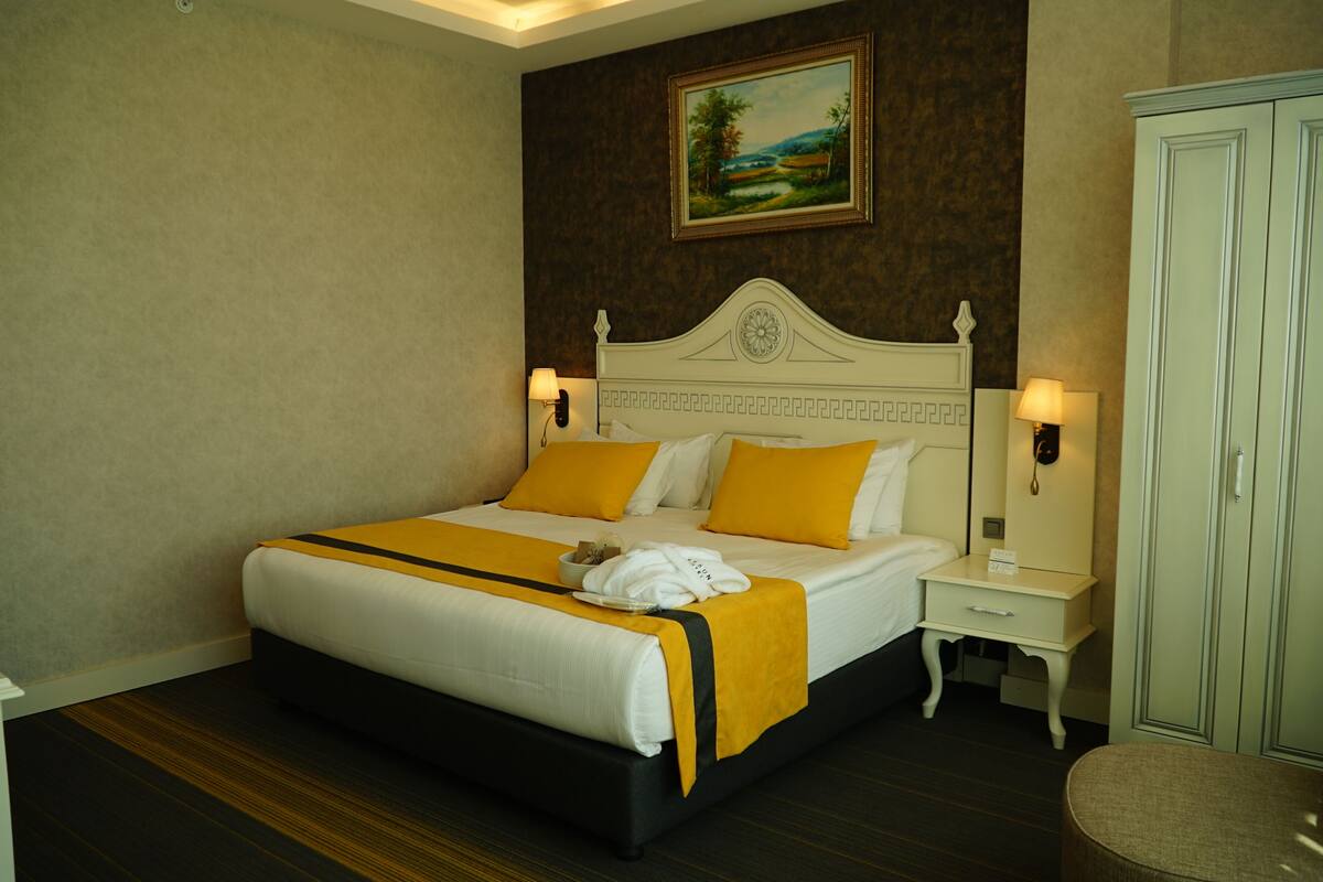Suit | Bộ đồ giường cao cấp, minibar với thức ăn, đồ uống miễn phí 