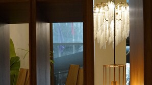Una sala de estar moderna con un sofá, una mesa de centro y una estantería.