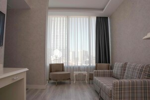 Suit | Free minibar items, in-room safe, laptop workspace, iron/ironing board