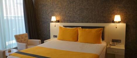 Standaard tweepersoonskamer, 1 queensize bed | Luxe beddengoed, een minibar met enkele gratis items