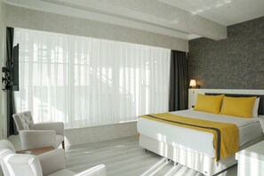 Free minibar items, in-room safe, laptop workspace, iron/ironing board - Resun Hotel Ankara (Ankara)