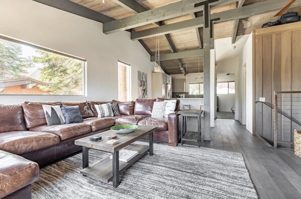 Smart TV, fireplace, ping pong