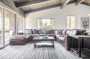 Una Smart TV, una chimenea, una mesa de tenis de mesa