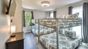 4 bedrooms, iron/ironing board, internet, bed sheets