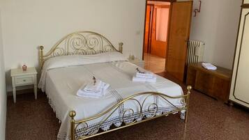 2 bedrooms, desk, iron/ironing board, travel crib