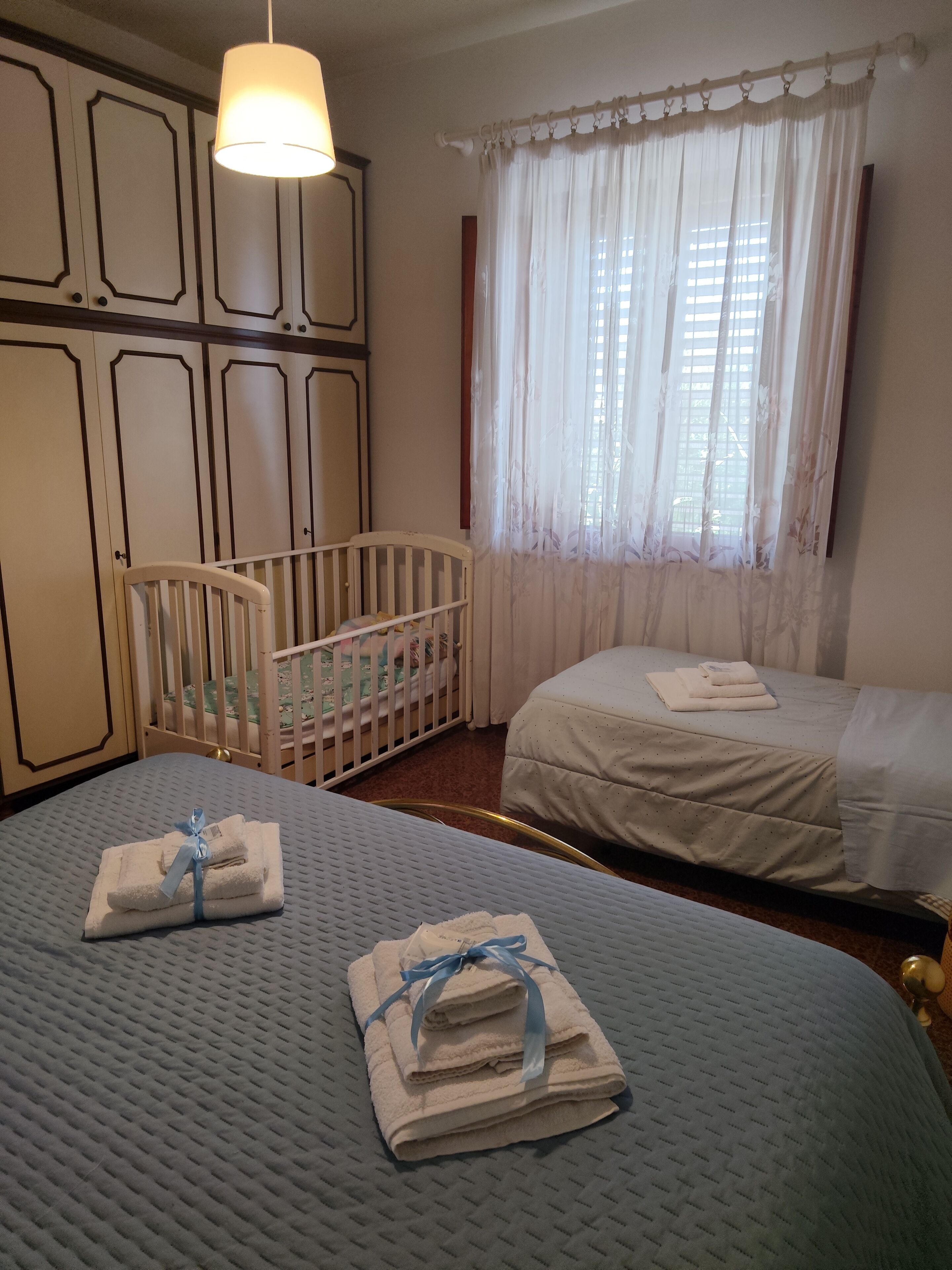 2 bedrooms, desk, iron/ironing board, travel crib