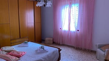 2 habitaciones, escritorio y tabla de planchar con plancha