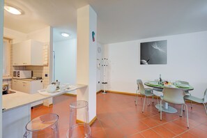 Family Apartment, Multiple Bedrooms (Casa Karin) | Private kitchen | Fridge, microwave, stovetop, dishwasher - Casa Karin (Riva del Garda)