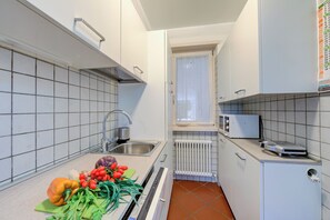 Family Apartment, Multiple Bedrooms (Casa Karin) | Private kitchen | Fridge, microwave, stovetop, dishwasher - Casa Karin (Riva del Garda)