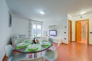 Apartamento família, vários quartos (Casa Karin) | Sala de jantar