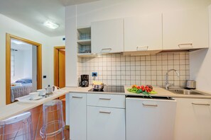 Departamento familiar, 2 habitaciones (Casa Karin) | Cocina privada | Refrigerador, microondas, parrilla de estufa y lavavajillas