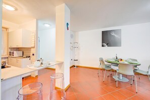 Familie appartement, 2 slaapkamers, magnetron (Casa Karin) | Privékeuken