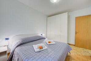 Familienapartment, 2 Schlafzimmer (Casa Karin) | 2 Schlafzimmer, kostenloses WLAN, Bettwäsche