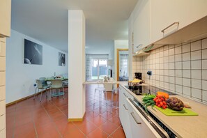 Familienapartment, 2 Schlafzimmer (Casa Karin) | Eigene Küche | Kühlschrank, Mikrowelle, Herdplatte, Geschirrspüler