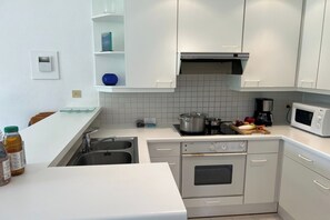 Lemari es, microwave, oven, dan kompor