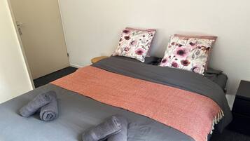 3 bilik tidur, ruang kerja komputer riba, Wi-fi percuma, cadar katil