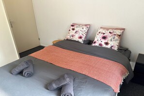 3 bilik tidur, ruang kerja komputer riba, Wi-fi percuma, cadar katil 