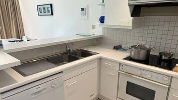 Peti sejuk, ketuhar gelombang mikro, ketuhar, dapur