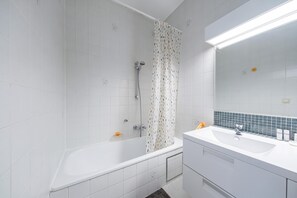 Family Apartment, Multiple Bedrooms, 2 Bathrooms, Sea Facing (Westhinder 200m From Sea) | Bathroom | Combined shower/tub, hair dryer, towels, soap