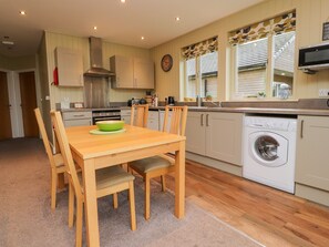 Fridge, dishwasher, electric kettle, toaster - Oak Lodge (Preston)