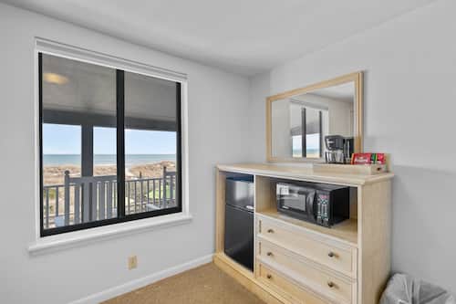 Habitación doble Deluxe, vista al océano | Tabla de planchar con plancha, wifi gratis y ropa de cama