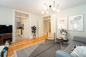 37-inch LED TV with cable channels, TV, printers - Entre Ruas Apartments (Coimbra)