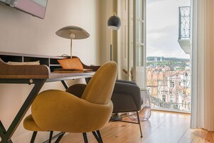 Ropa de cama hipoalergénica y caja de seguridad en la habitación 