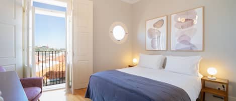 Exclusive Apartment | Hypo-allergenic bedding, in-room safe, desk, laptop workspace