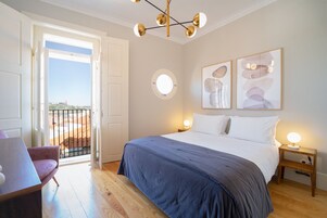 Ropa de cama hipoalergénica y caja de seguridad en la habitación 