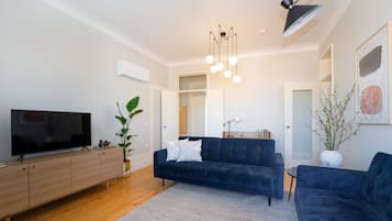 Apartamento exclusivo | Zona de estar | Televisión LED de 37 pulgadas con canales por cable, una televisión