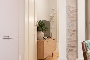 Deluxe Apartment | Living area | 37-inch LED TV with cable channels, TV, printers - Entre Ruas Apartments (Coimbra)