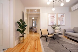 37-inch LED TV with cable channels, TV, printers - Entre Ruas Apartments (Coimbra)