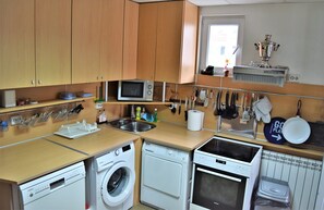 Jääkaappi, mikroaaltouuni, uuni, astianpesukone