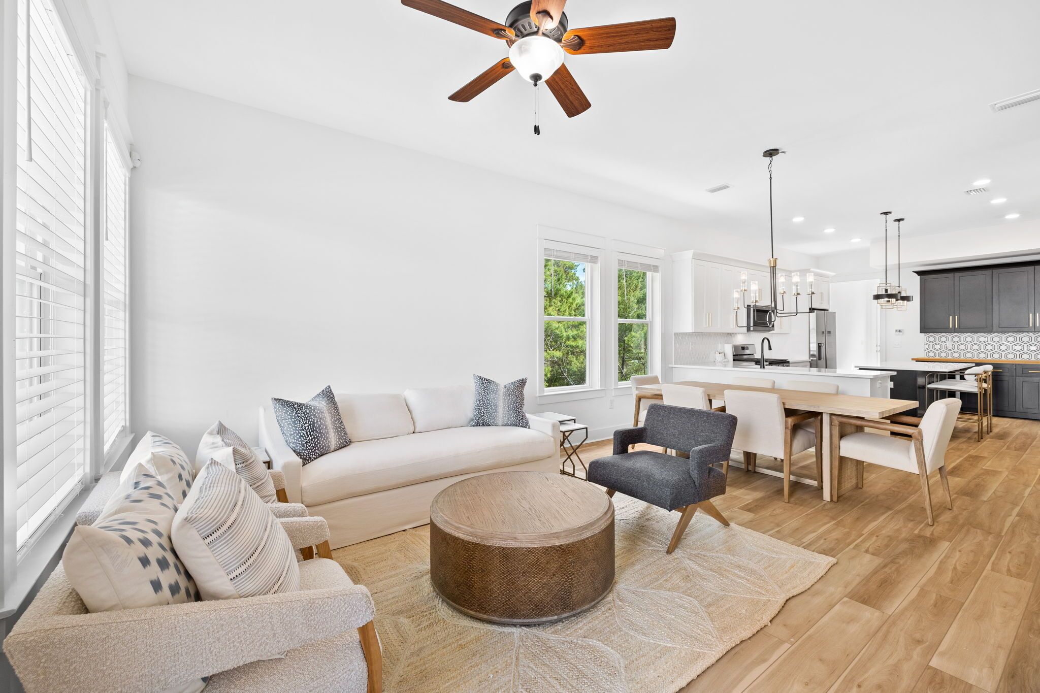 Brand New! Walk to the beach/ Stinky’s restaurant. Bikes!