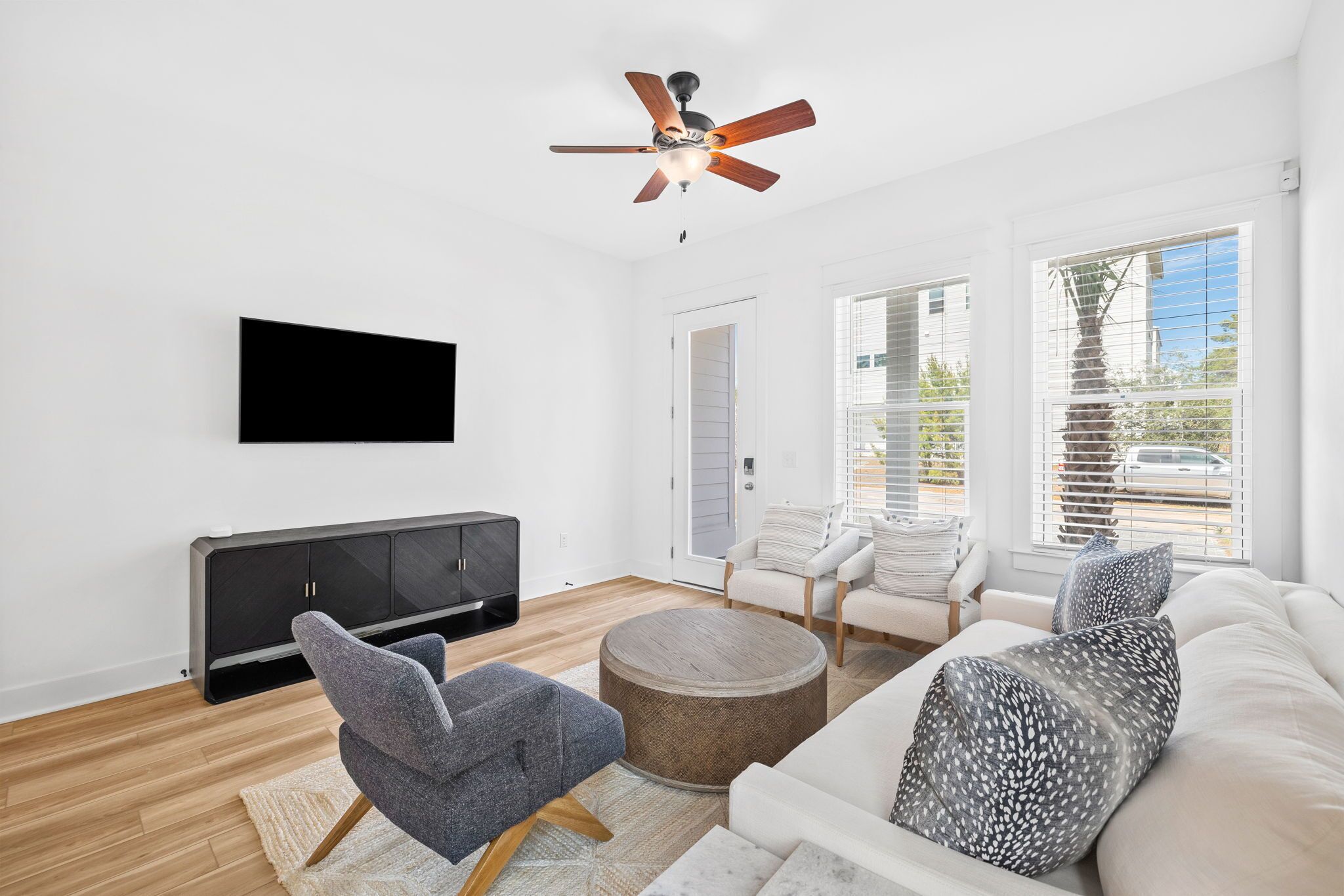 Brand New! Walk to the beach/ Stinky’s restaurant. Bikes!