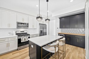 Fridge, microwave, oven, stovetop - Brand New! Walk to the beach/ Stinky’s. Bikes! (SANTA ROSA BEACH)