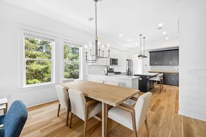 Dining - Brand New! Walk to the beach/ Stinky’s. Bikes! (SANTA ROSA BEACH)