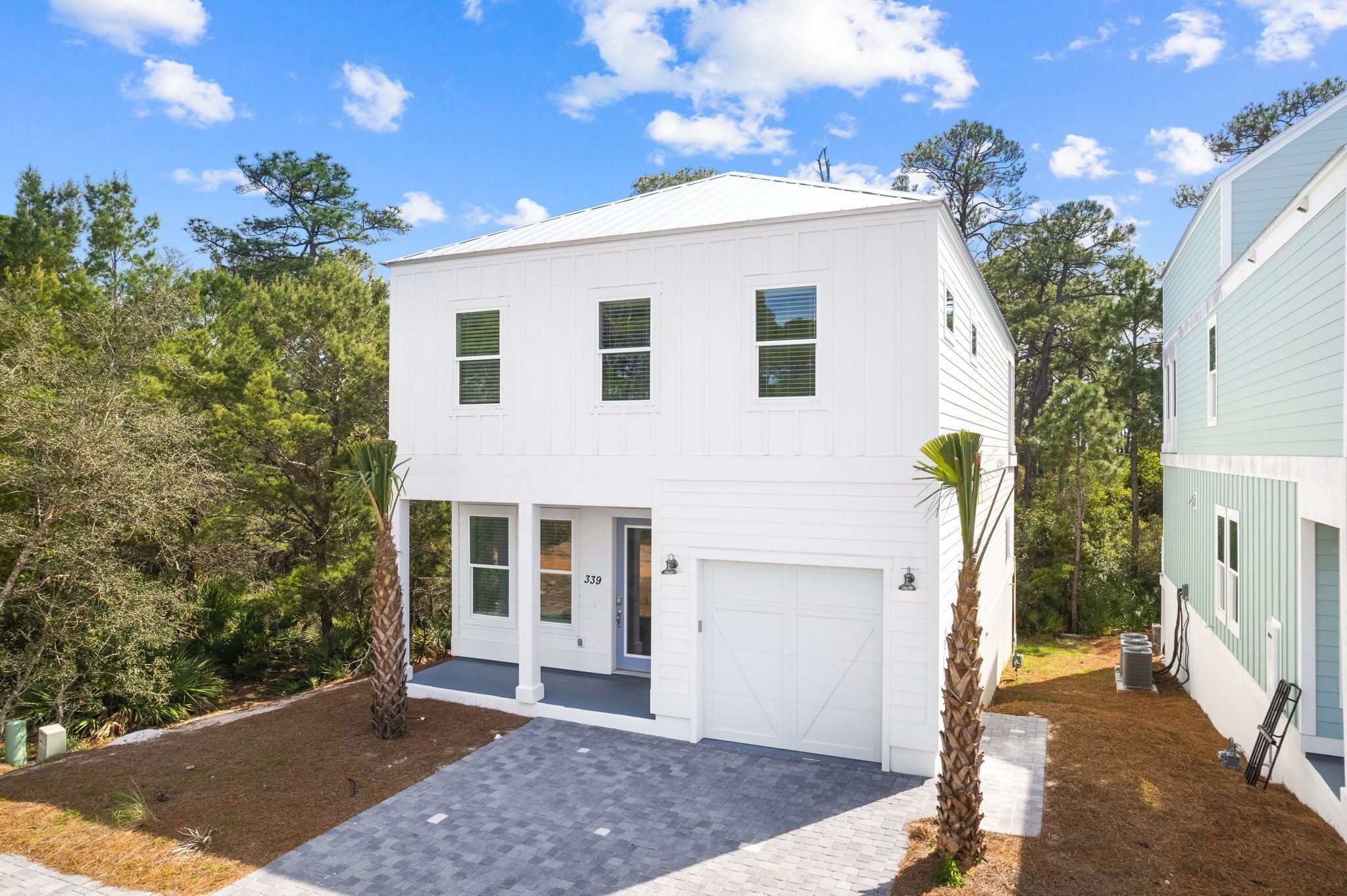 Brand New! Walk to the beach/ Stinky’s restaurant. Bikes!