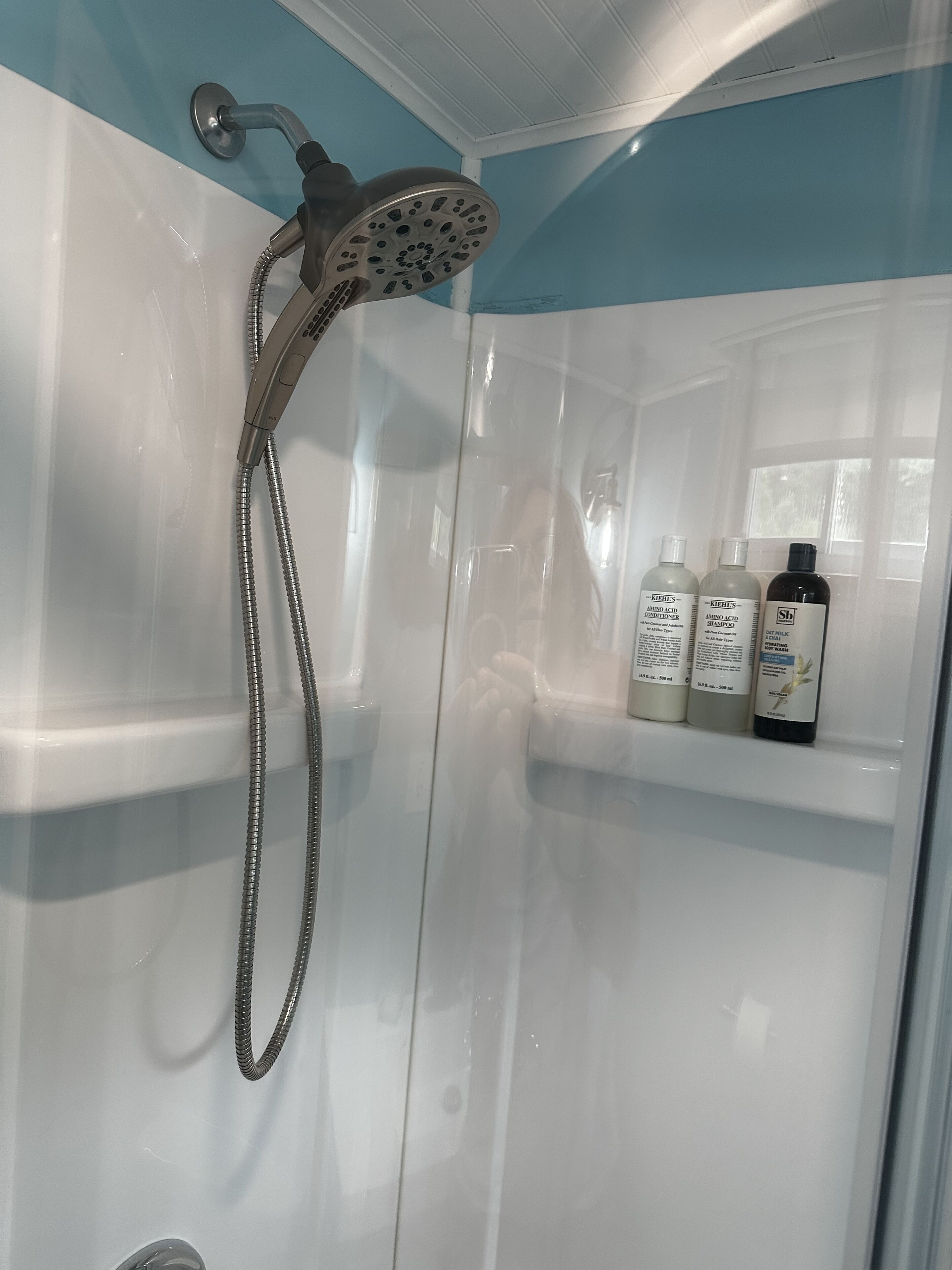 Douche, sèche-cheveux, serviettes fournies, savon