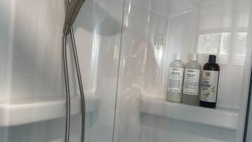 Dusche, Haartrockner, Handtücher, Seife