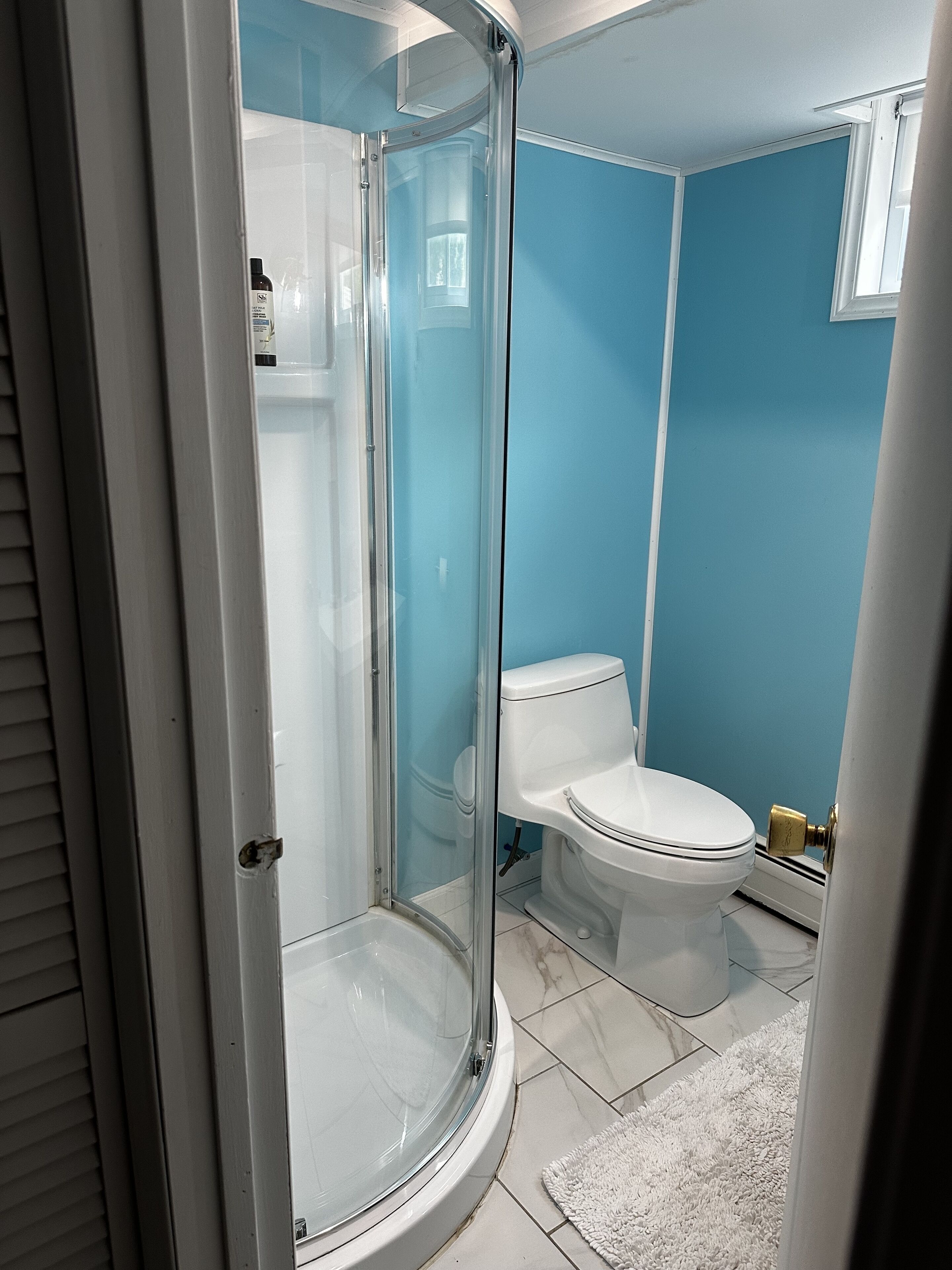 Ducha, secador de pelo, toallas y jabón